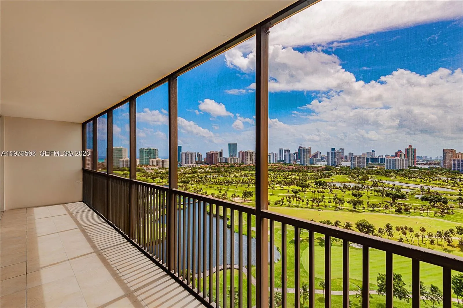 Foto de propiedad en 20379 W Country Club Drive 2336, Aventura, FL 33180 Aventura con MLS# 