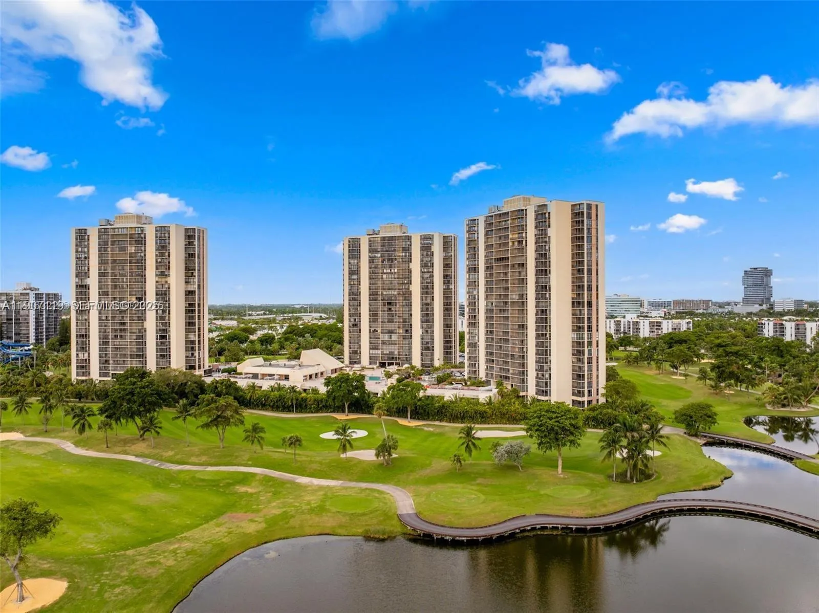 Foto de propiedad en 20379 W Country Club Drive 737, Aventura, FL 33180 Aventura con MLS# 