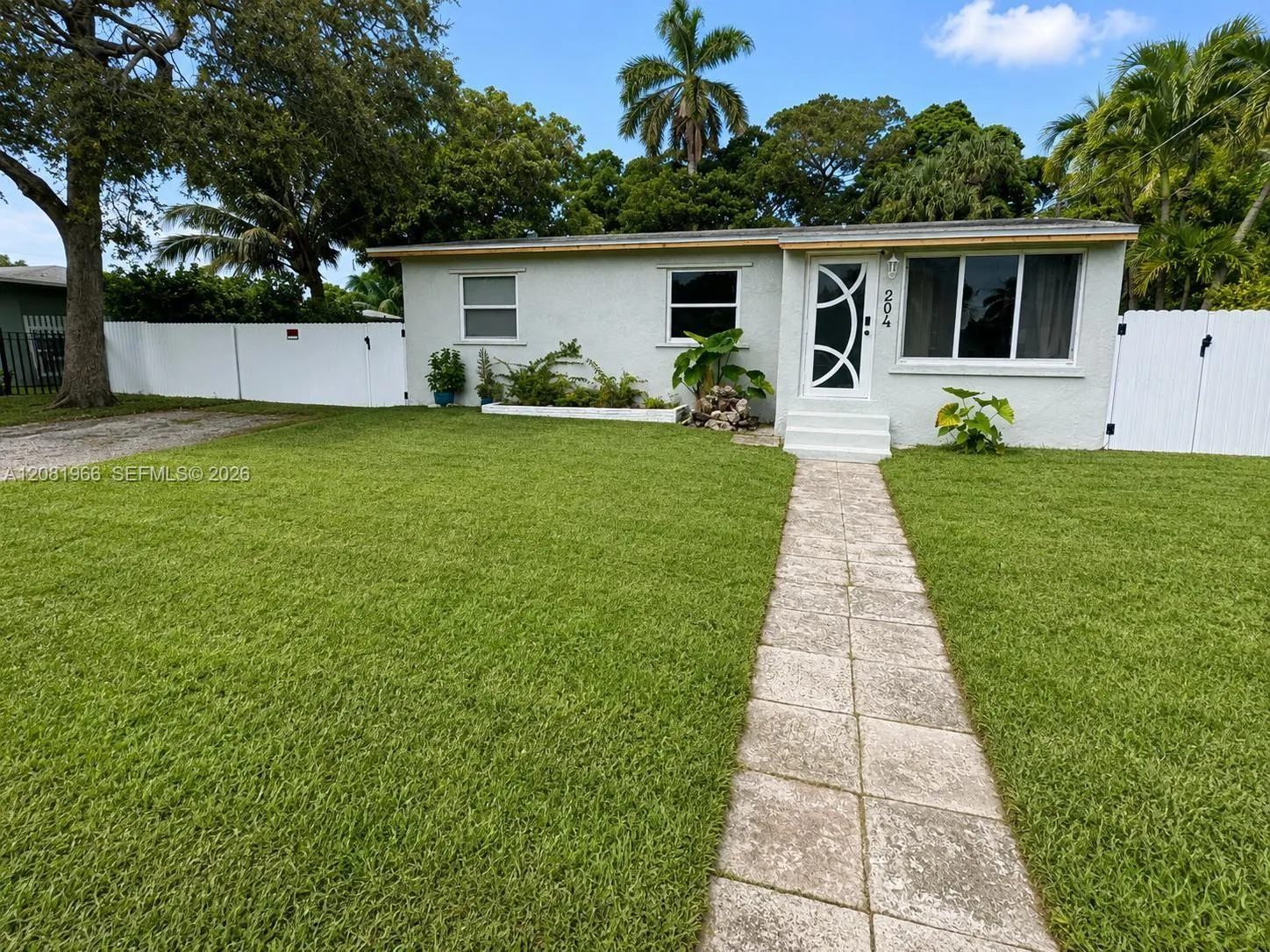 Foto de propiedad en 204 SW 7th Avenue, Hallandale Beach, FL 33009 Hallandale Beach con MLS# 