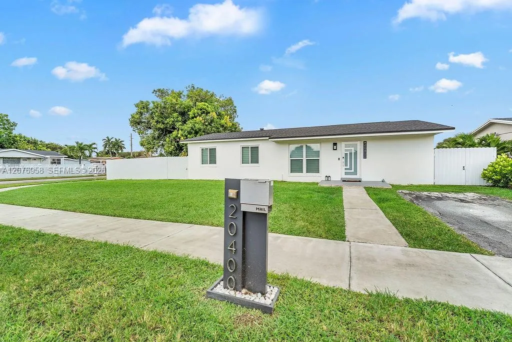 Foto de propiedad en 20400 NW 38th Court, Miami Gardens, FL 33055 Miami Gardens con MLS# 