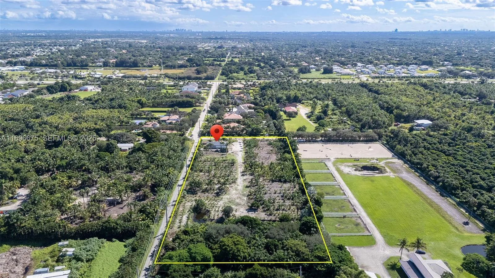 Foto de propiedad en 2045 SW 127th Avenue, Davie, FL 33325 Davie con MLS# 