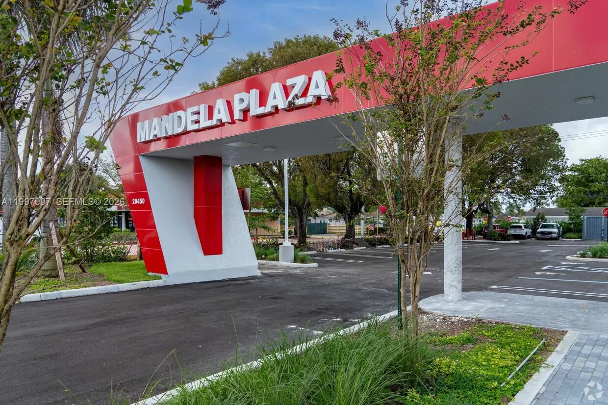 Foto de propiedad en 20450 NW 2nd Avenue 20450--56, Miami Gardens, FL 33169 Miami Gardens con MLS# 