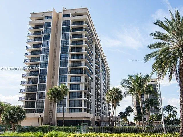 Foto de propiedad en 2049 S Ocean Drive PH1, Hallandale Beach, FL 33009 Hallandale Beach con MLS# 