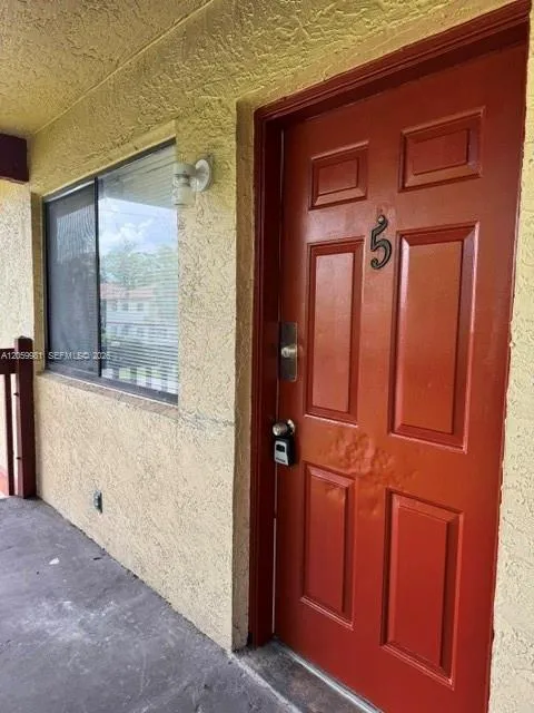 Foto de propiedad en 2050 NW 43rd Terrace 5, Lauderhill, FL 33313 Lauderhill con MLS# 