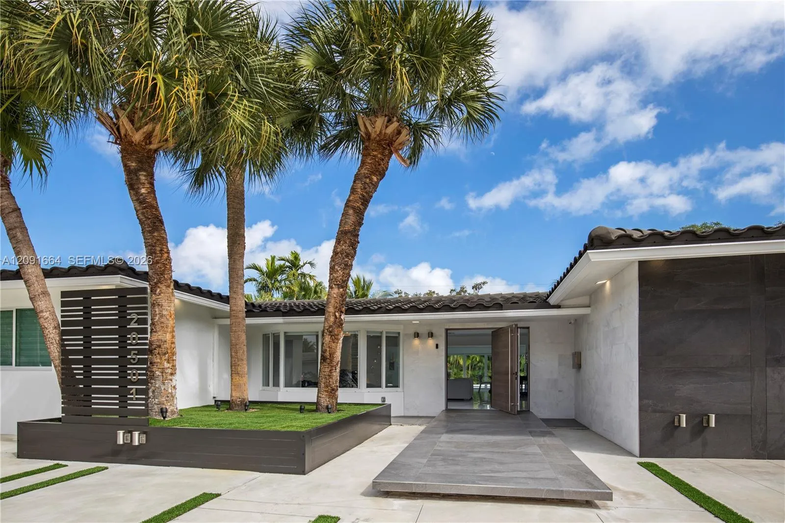 Foto de propiedad en 20501 NE 22nd Place, Miami, FL 33180 Miami con MLS# 