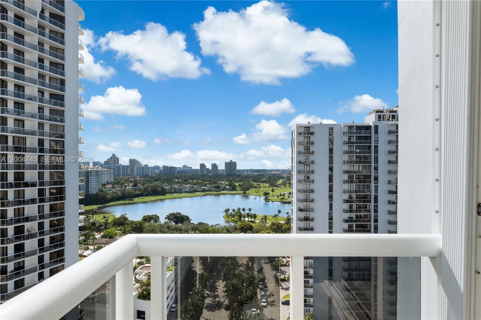 Foto de propiedad en 20505 E Country Club Drive 1938, Aventura, FL 33180 Aventura con MLS# 