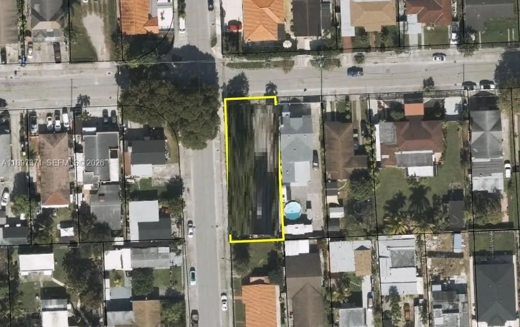 Foto de propiedad en 2052 NW 27th Street, Miami, FL 33142 Miami con MLS# 