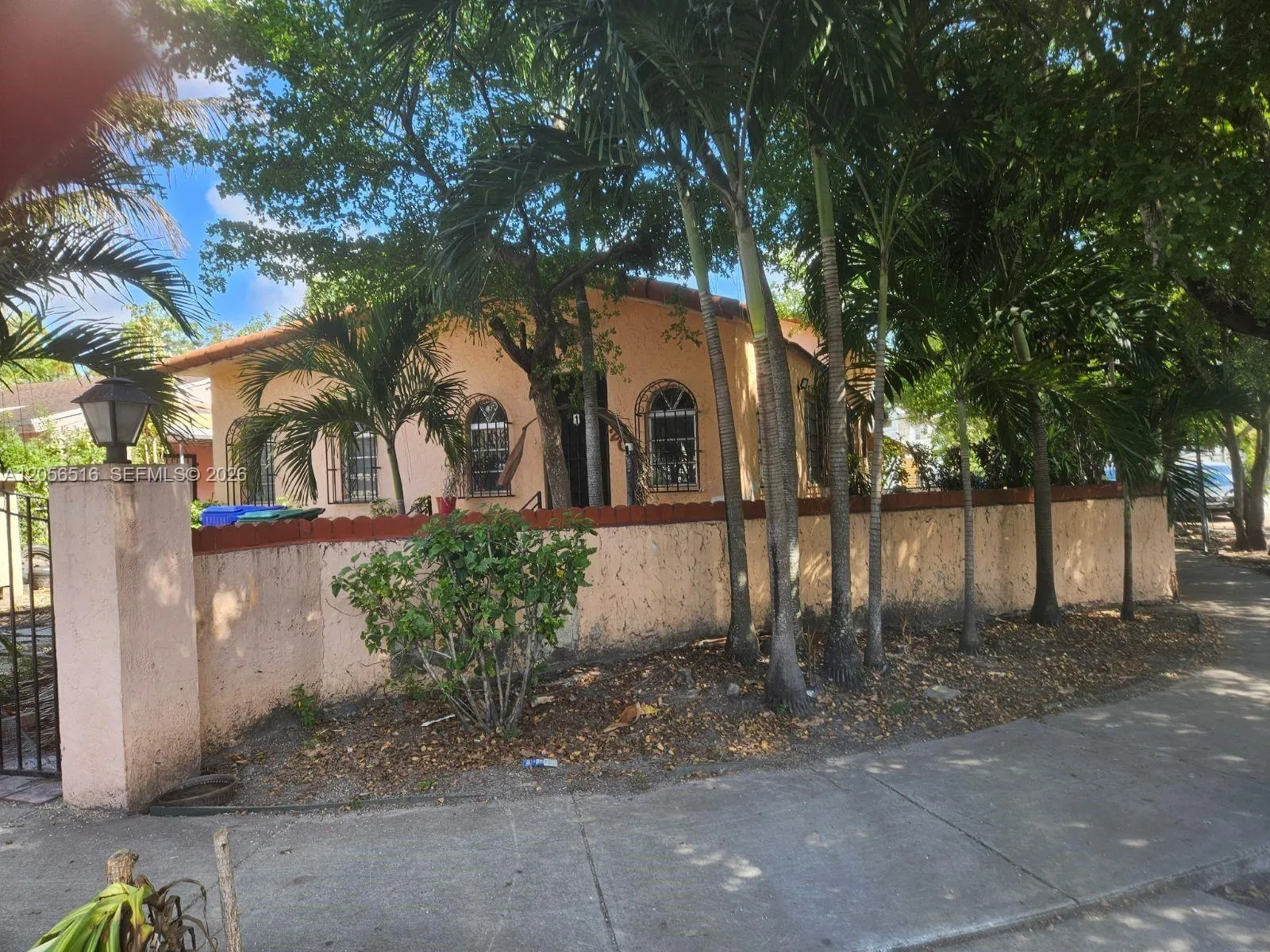 Foto de propiedad en 2054 SW 5th Street, Miami, FL 33135 Miami con MLS# 
