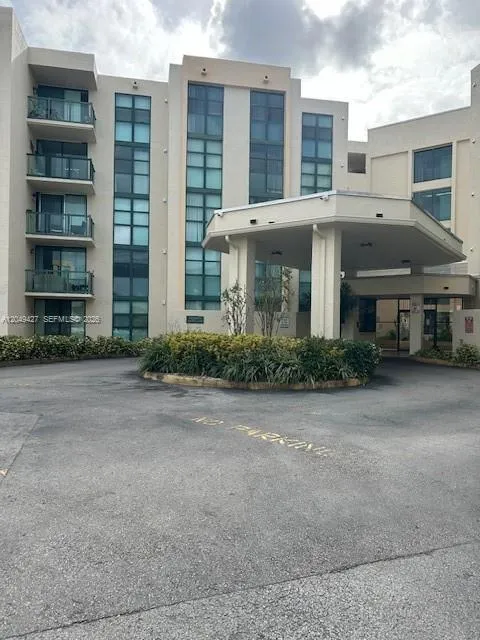 Foto de propiedad en 2055 SW 122nd Avenue 101, Miami, FL 33175 Miami con MLS# 