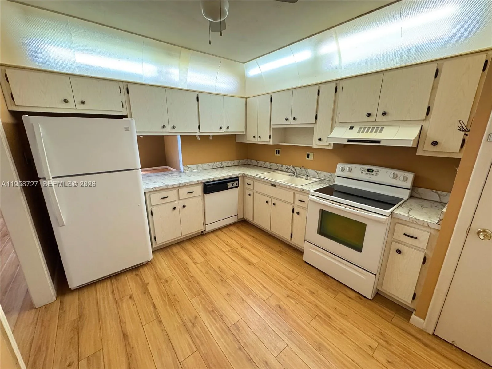 Foto de propiedad en 2060 NW 48th Terrace 308, Lauderhill, FL 33313 Lauderhill con MLS# 