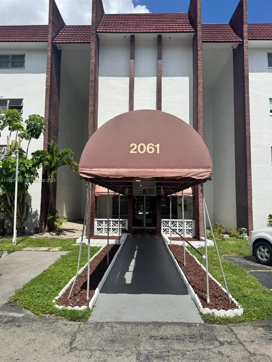 Foto de propiedad en 2061 NW 47th Terrace 407, Lauderhill, FL 33313 Lauderhill con MLS# 