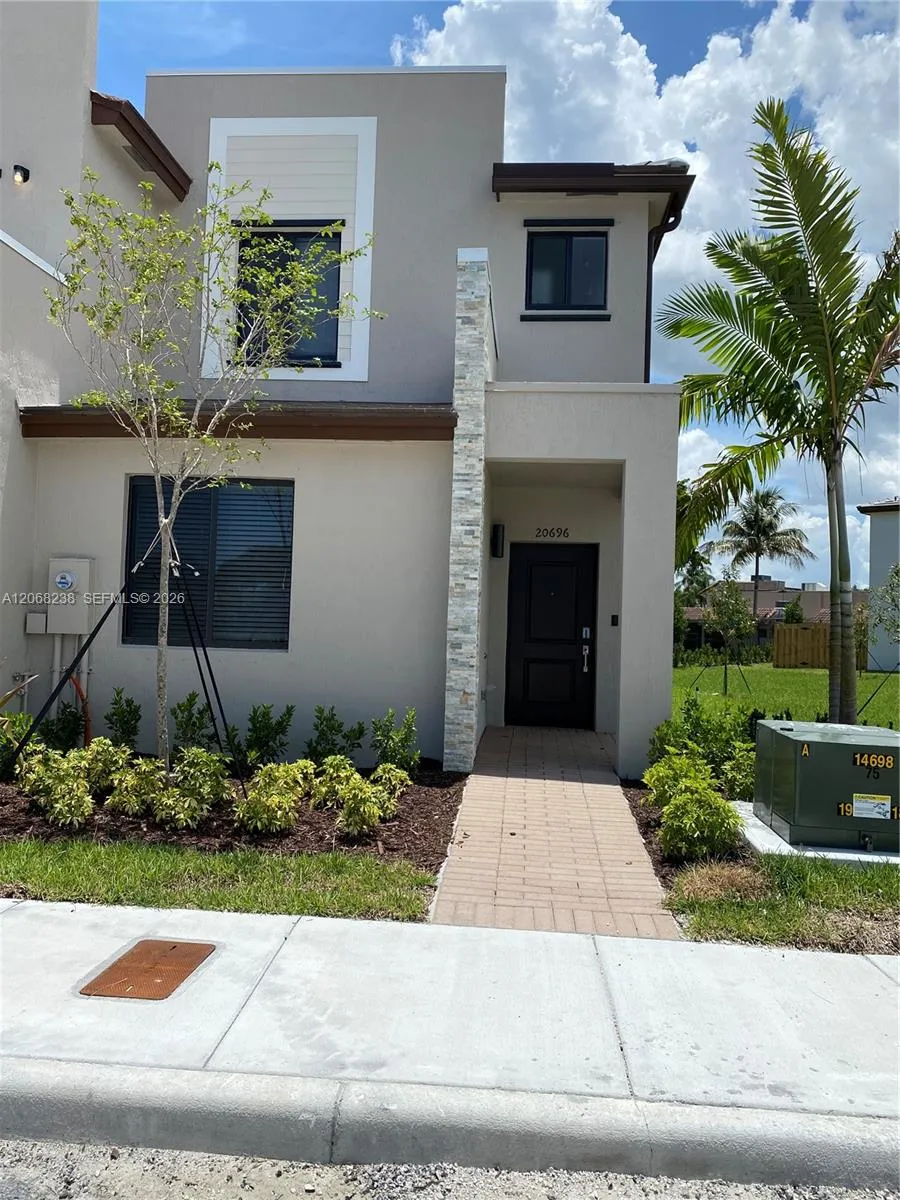 Foto de propiedad en 20696 NE 7th Place 20696, Miami, FL 33179 Miami con MLS# 