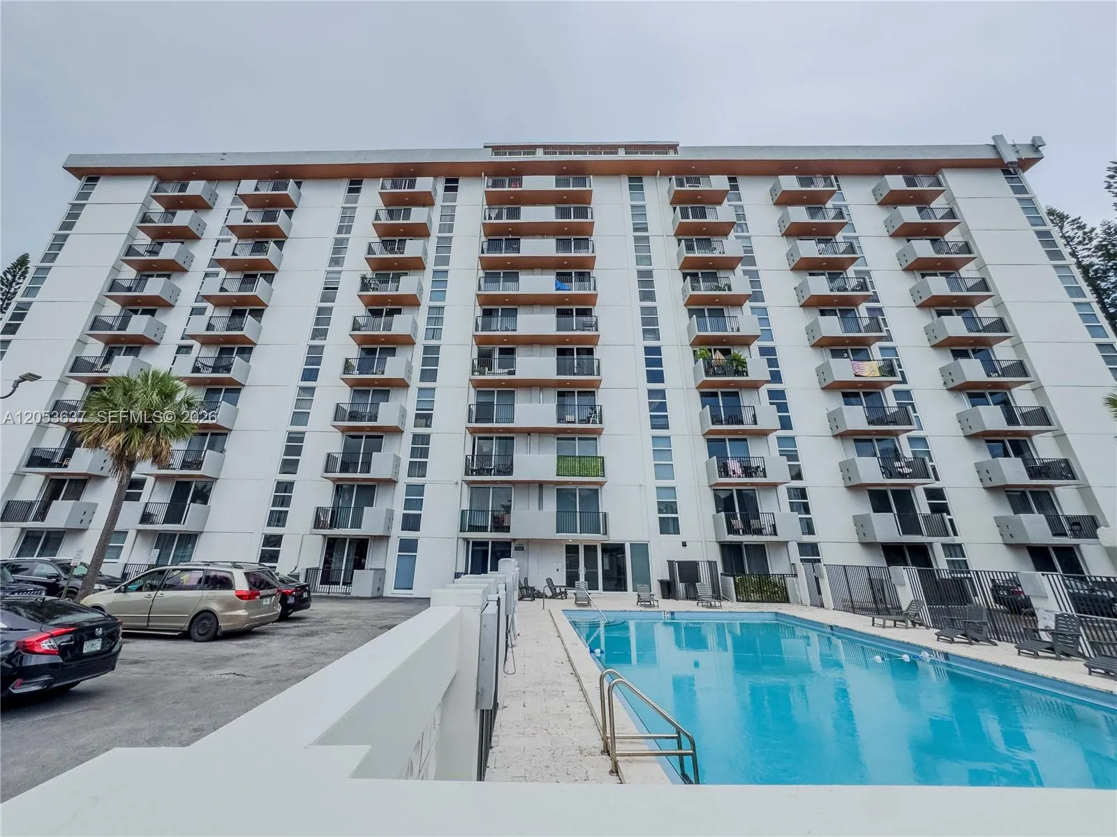 Foto de propiedad en 2075 NE 164th Street 204, North Miami Beach, FL 33162 North Miami Beach con MLS# 