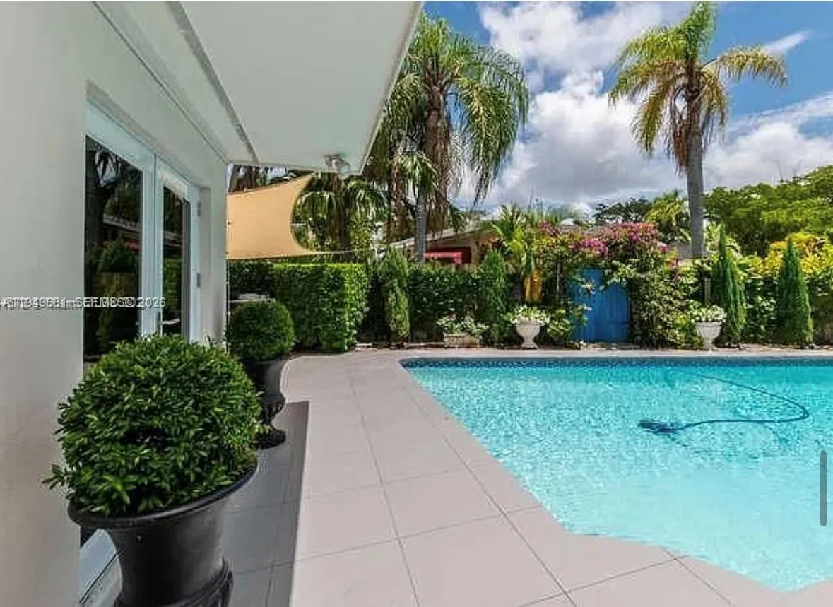 Vendido 2075 S Hibiscus Drive, North Miami, FL 33181, North Miami, FL 33181
