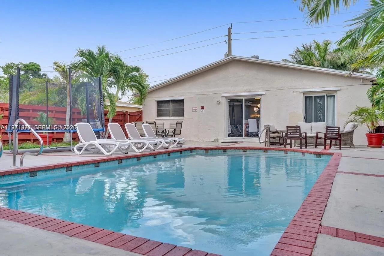 Foto de propiedad en 208 SW 2nd Avenue, Hallandale Beach, FL 33009 Hallandale Beach con MLS# 