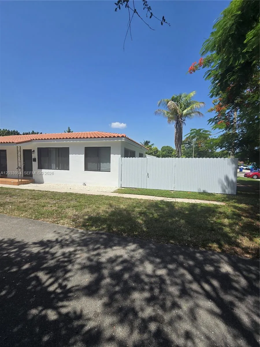 Foto de propiedad en 2080 NE 172nd Street A, North Miami Beach, FL 33162 North Miami Beach con MLS# 