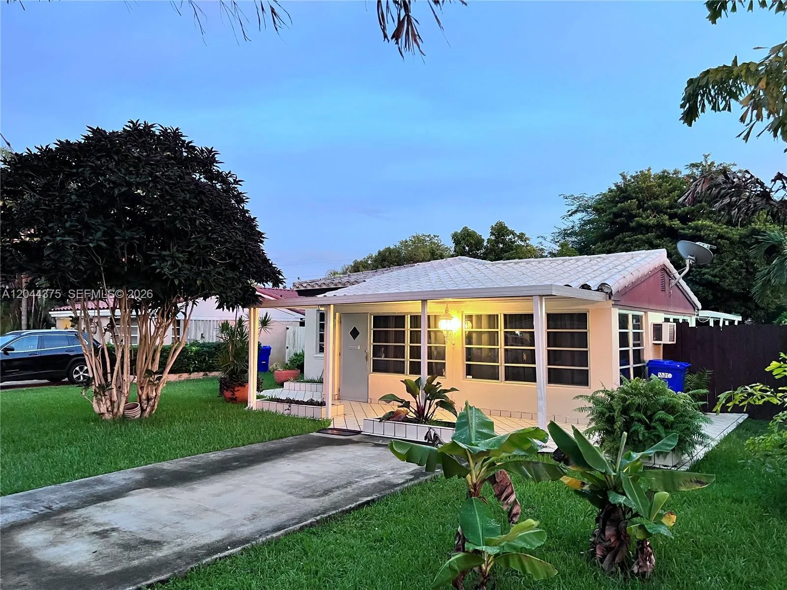 Foto de propiedad en 2082 NE 180th Street 2082, North Miami Beach, FL 33162 North Miami Beach con MLS# 