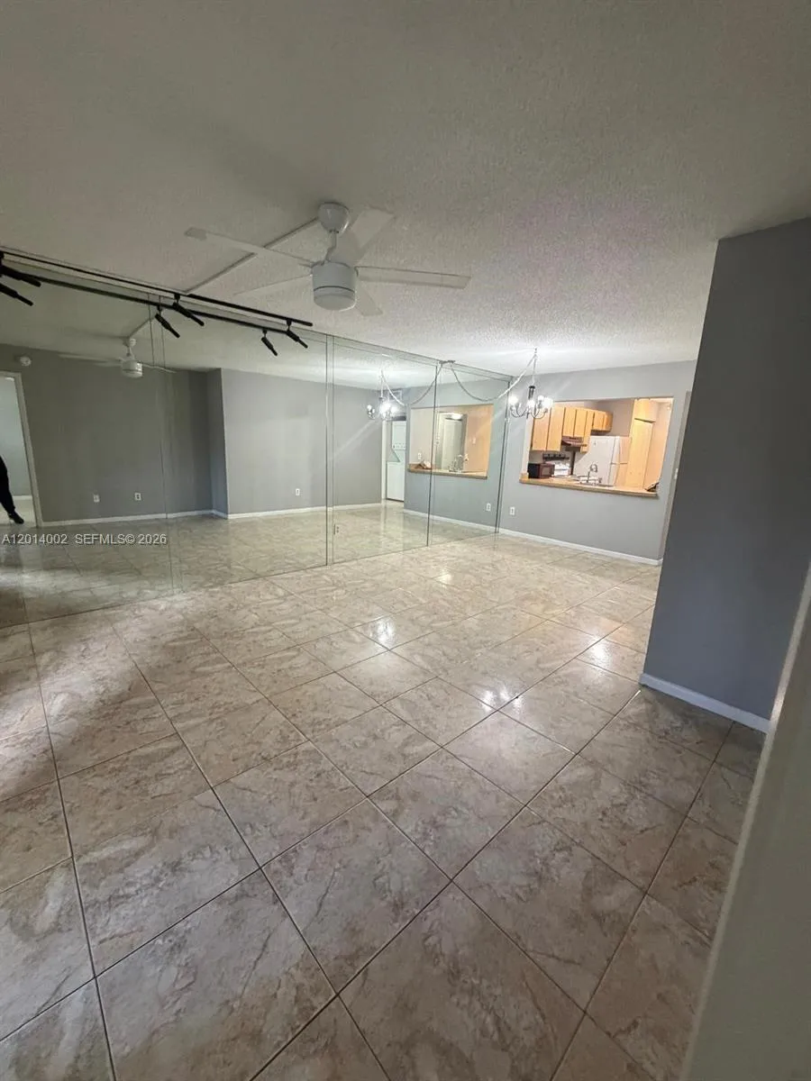 Foto de propiedad en 20825 NE 8th Court 103-19, Miami, FL 33179 Miami con MLS# 