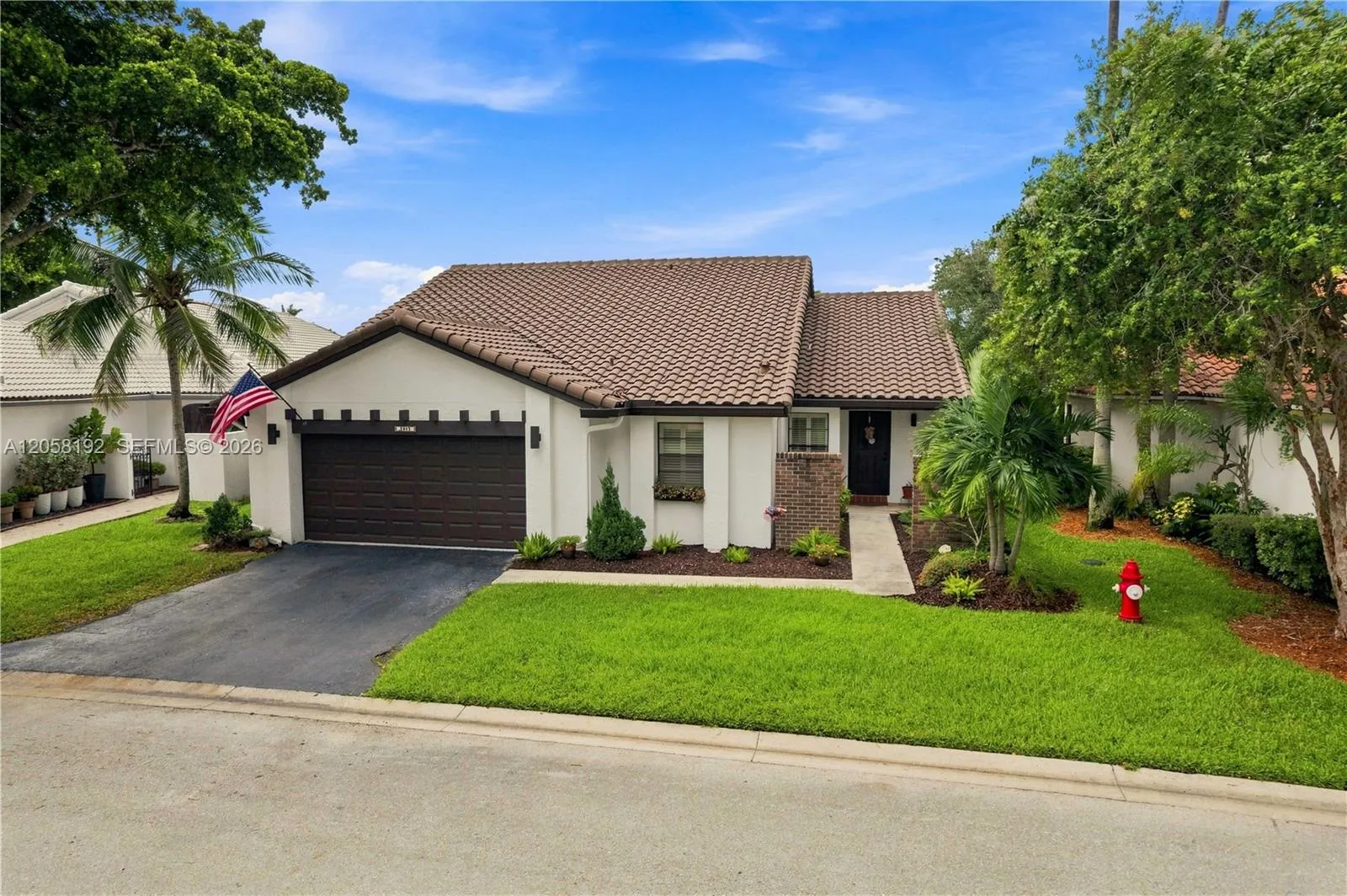 Foto de propiedad en 2083 Montpeliar, Weston, FL 33326 Weston con MLS# 