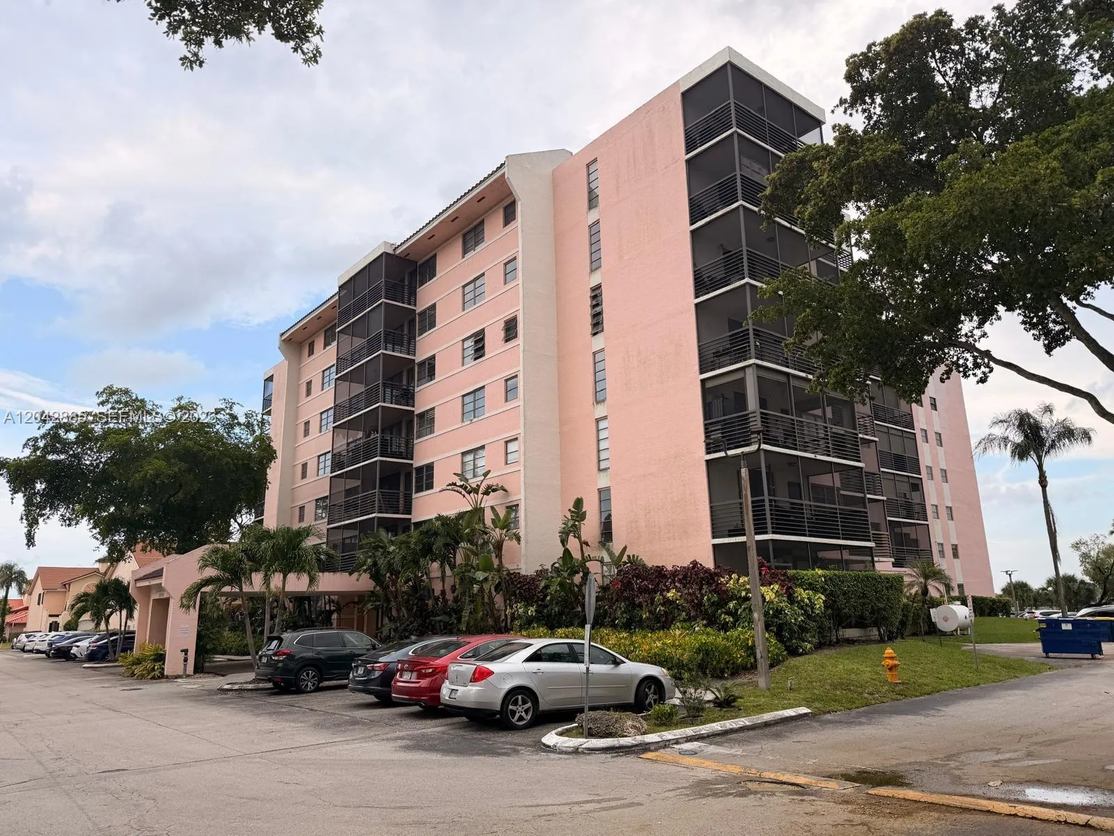 Foto de propiedad en 20840 San Simeon Way 308, Miami, FL 33179 Miami con MLS# 