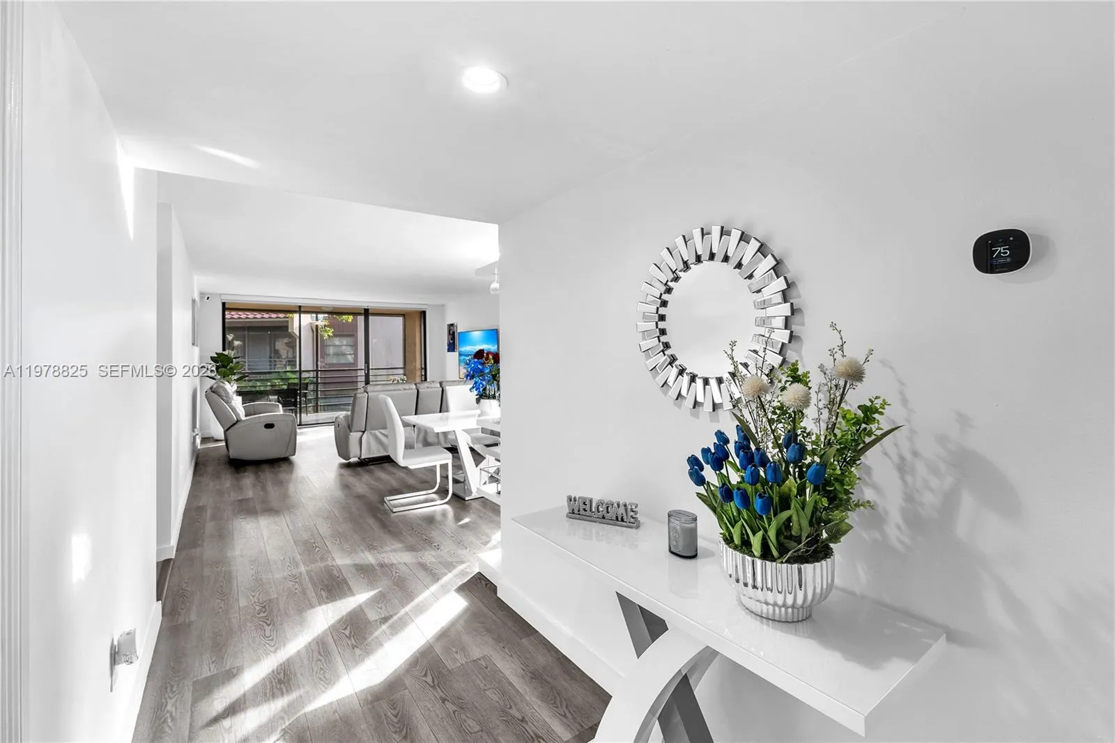Foto de propiedad en 20841 San Simeon Way 205, Miami, FL 33179 Miami con MLS# 
