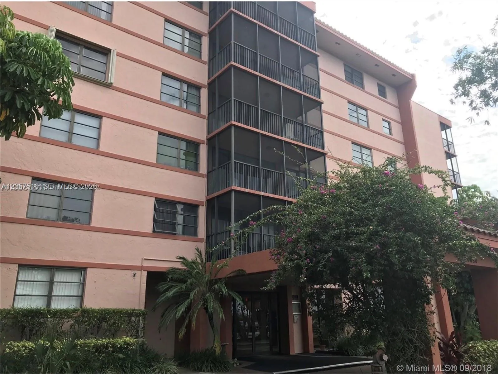 Foto de propiedad en 20850 San Simeon Way 107-5, Miami, FL 33179 Miami con MLS# 