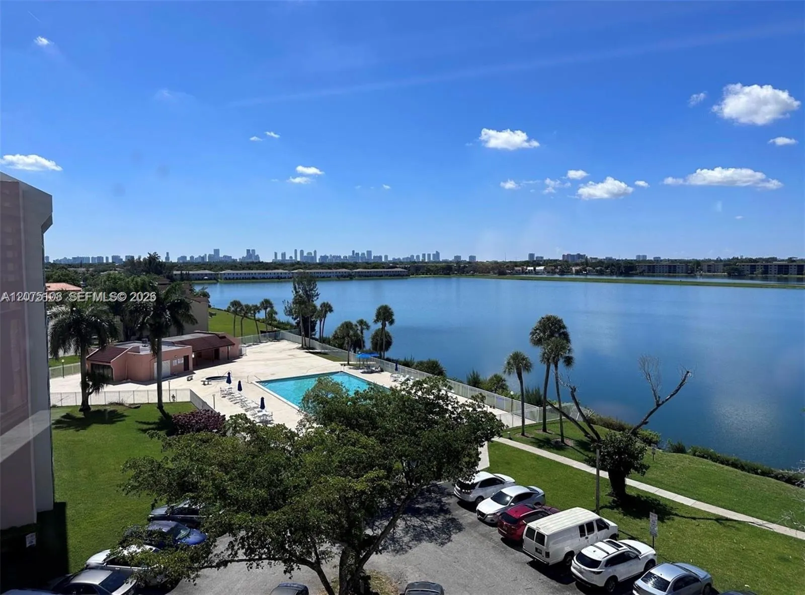 Foto de propiedad en 20850 San Simeon Way 603-5, Miami, FL 33179 Miami con MLS# 