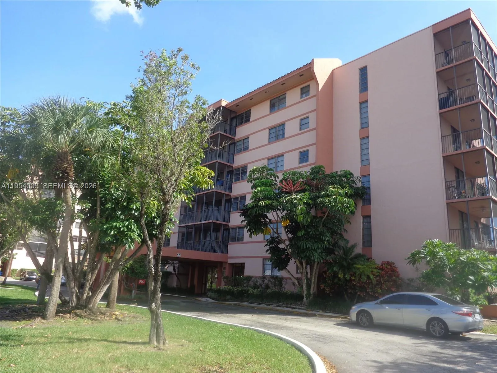 Foto de propiedad en 20850 San Simeon Way 604-5, Miami, FL 33179 Miami con MLS#