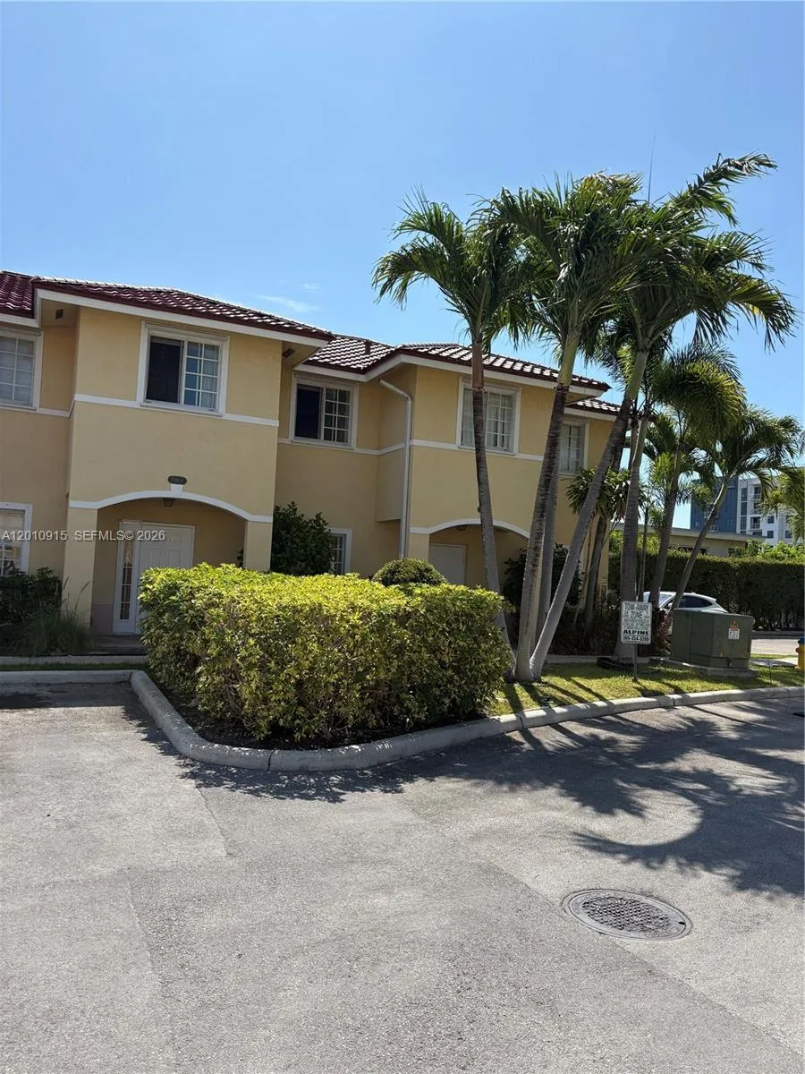 Foto de propiedad en 2086 NE 167th Street 2-108, North Miami Beach, FL 33162 North Miami Beach con MLS# 