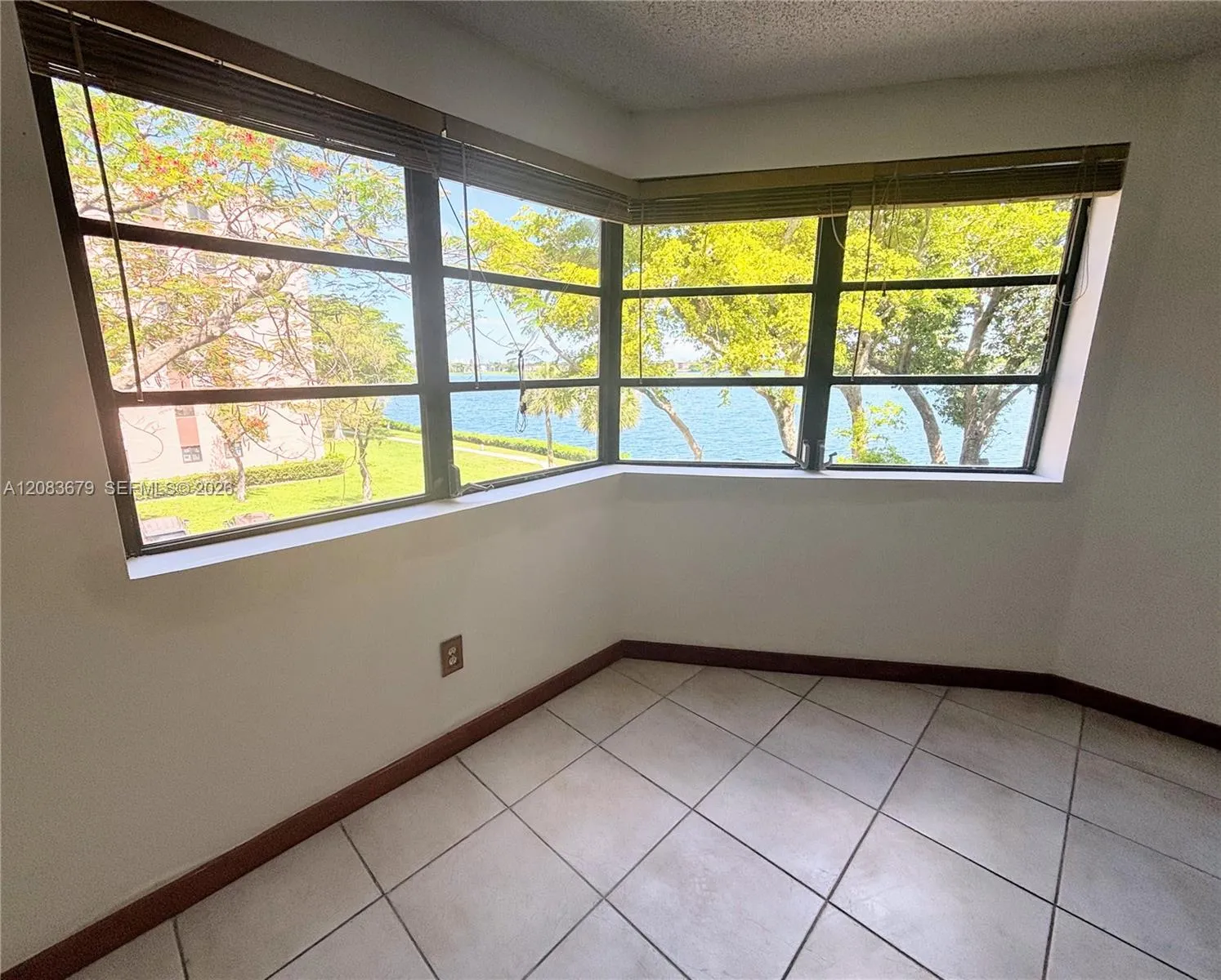 Foto de propiedad en 20860 San Simeon Way 303-6, Miami, FL 33179 Miami con MLS# 