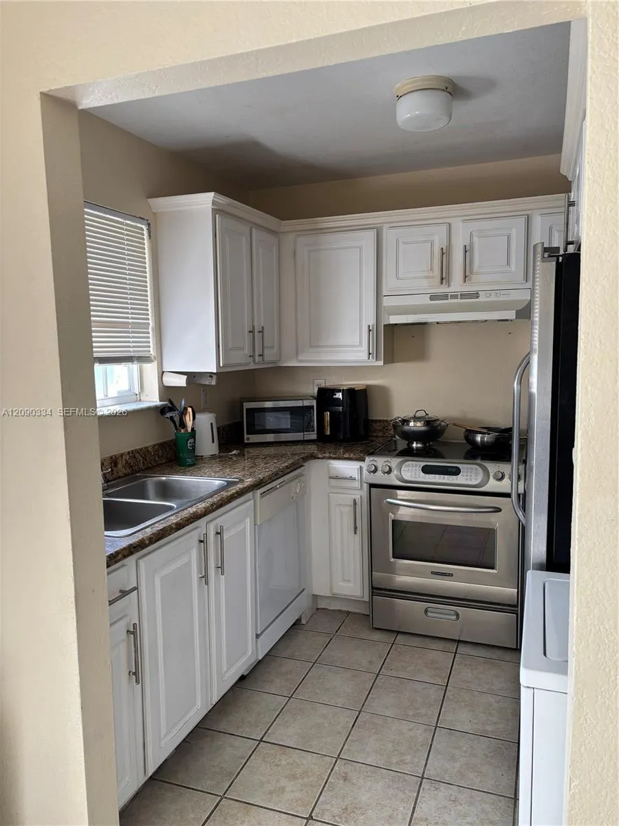 Foto de propiedad en 2088 NE 167th Street 2088-2, North Miami Beach, FL 33162 North Miami Beach con MLS# 