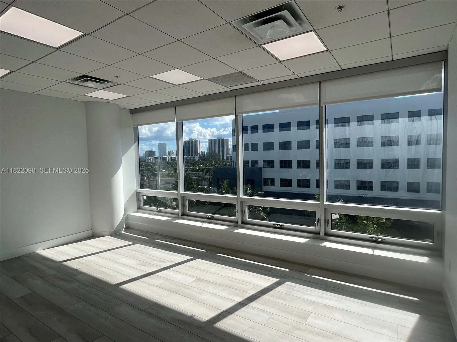 Foto de propiedad en 20900 NE 30th Avenue 410-411-412, Aventura, FL 33180 Aventura con MLS# 