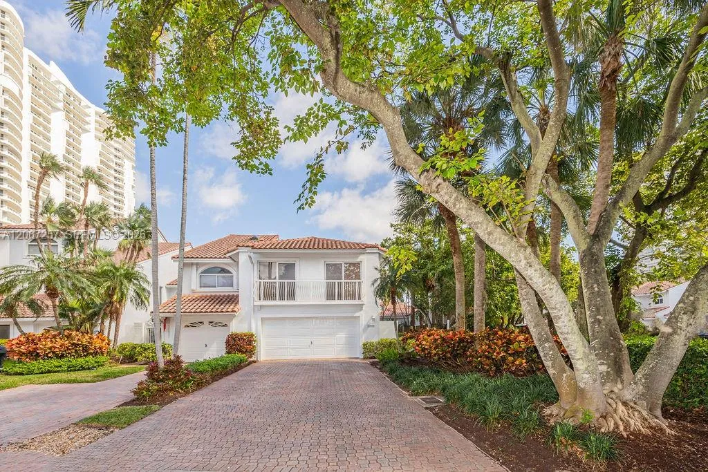Foto de propiedad en 20935 NE 37th Court, Aventura, FL 33180 Aventura con MLS# 