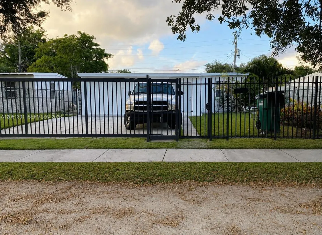 Foto de propiedad en 2097 Rutland Street, Opa-Locka, FL 33054 Opa-Locka con MLS# 