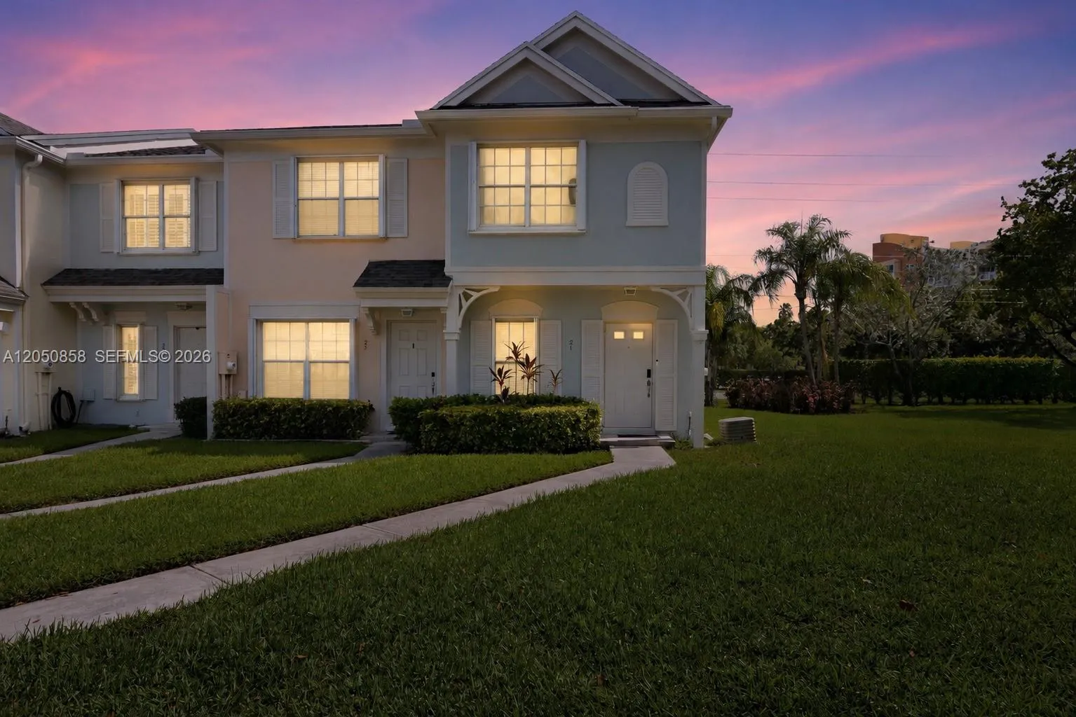 Foto de propiedad en 21 Simonton Circle, Weston, FL 33326 Weston con MLS# 