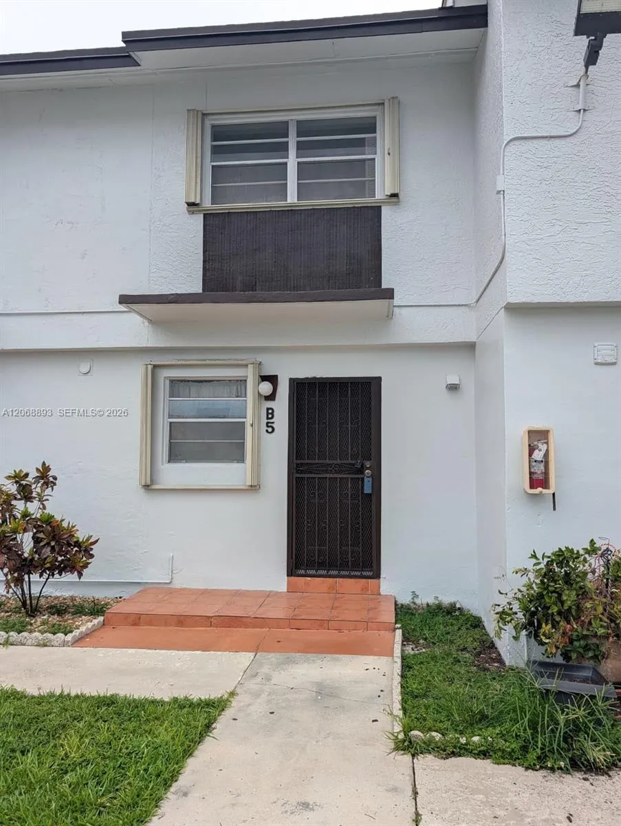 Foto de propiedad en 21 SW 109th Avenue B5, Sweetwater, FL 33174 Sweetwater con MLS# 