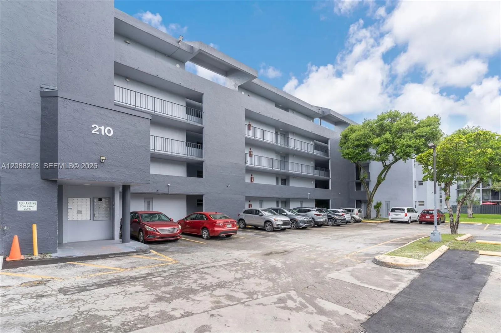 En Venta 210 Fontainebleau Boulevard 410, Miami, FL 33172, Miami, FL 33172