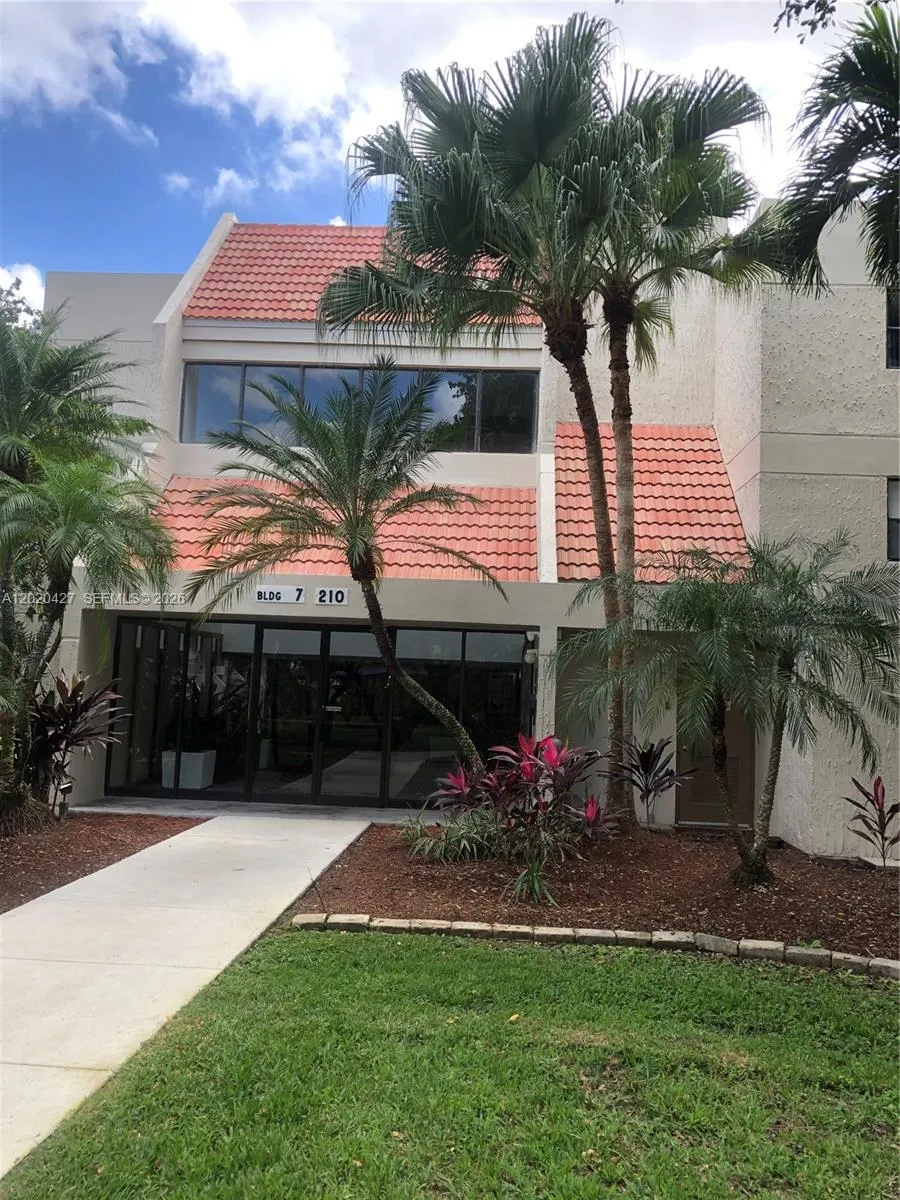 Foto de propiedad en 210 Lakeview Drive 207, Weston, FL 33326 Weston con MLS# 