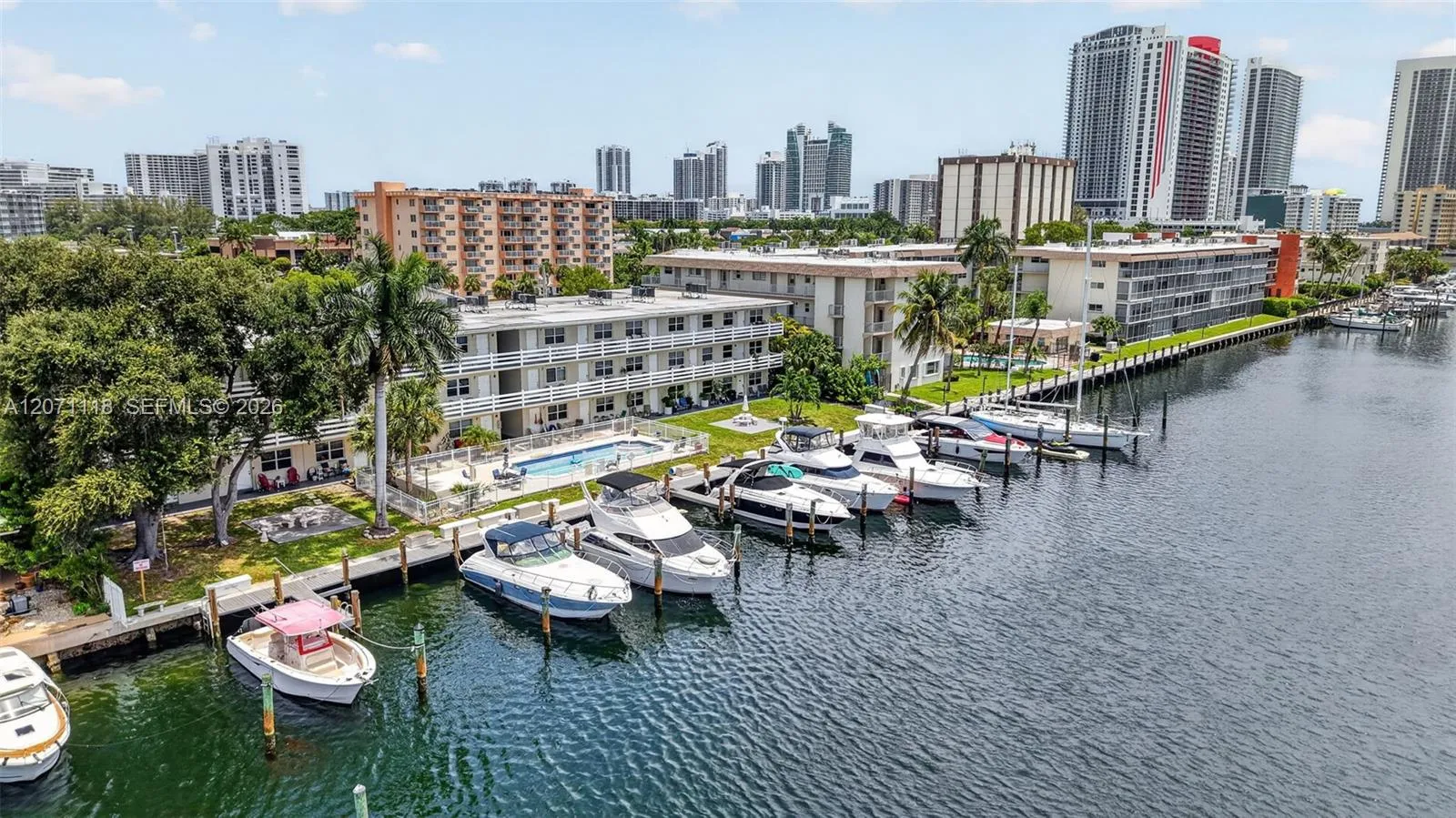 Foto de propiedad en 2100 Diana Drive 310, Hallandale Beach, FL 33009 Hallandale Beach con MLS# 