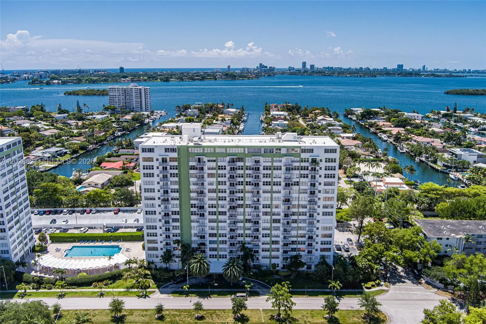 Foto de propiedad en 2100 Sans Souci Boulevard A603, North Miami, FL 33181 North Miami con MLS# 
