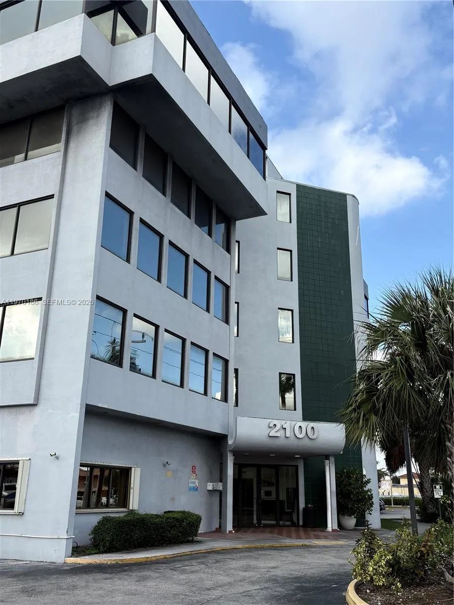 Foto de propiedad en 2100 W 76th Street 206, Hialeah, FL 33016 Hialeah con MLS# 
