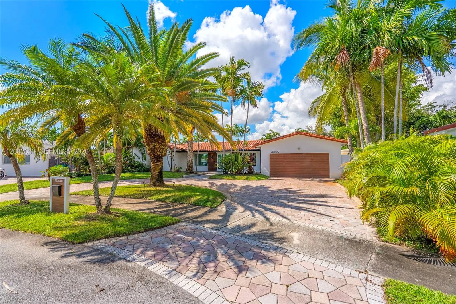 Foto de propiedad en 21000 NE 18th Court, Miami, FL 33179 Miami con MLS# 
