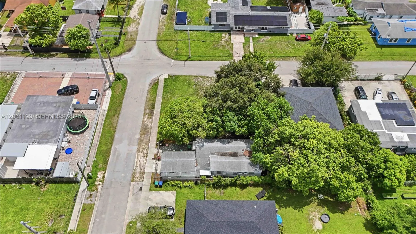 Foto de propiedad en 2106 NW 70th Street, Miami, FL 33147 Miami con MLS# 