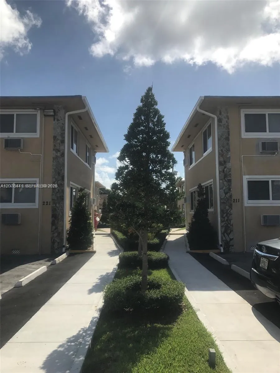 Foto de propiedad en 211 NW 47th Avenue 7, Miami, FL 33126 Miami con MLS# 