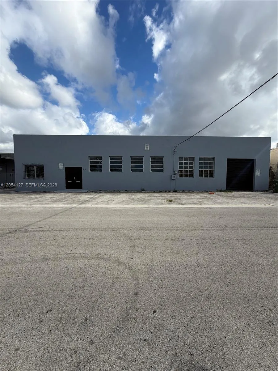 Foto de propiedad en 211 W 22nd Street, Hialeah, FL 33010 Hialeah con MLS# 