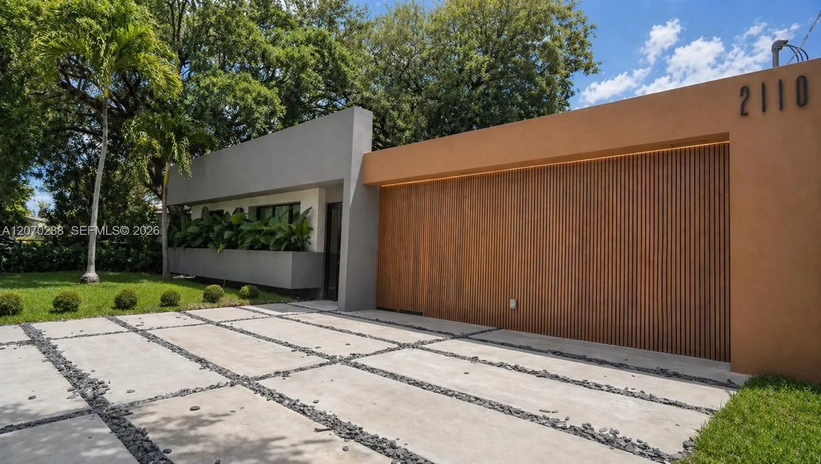 Foto de propiedad en 2110 NE 191st Drive, North Miami Beach, FL 33179 North Miami Beach con MLS# 