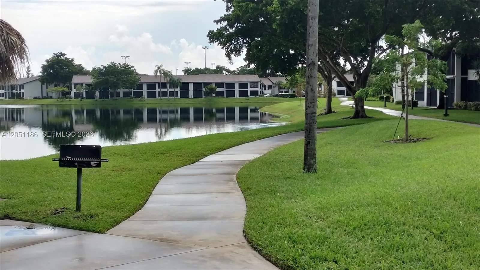 Foto de propiedad en 212 Lake Pointe Drive 307, Oakland Park, FL 33309 Oakland Park con MLS# 