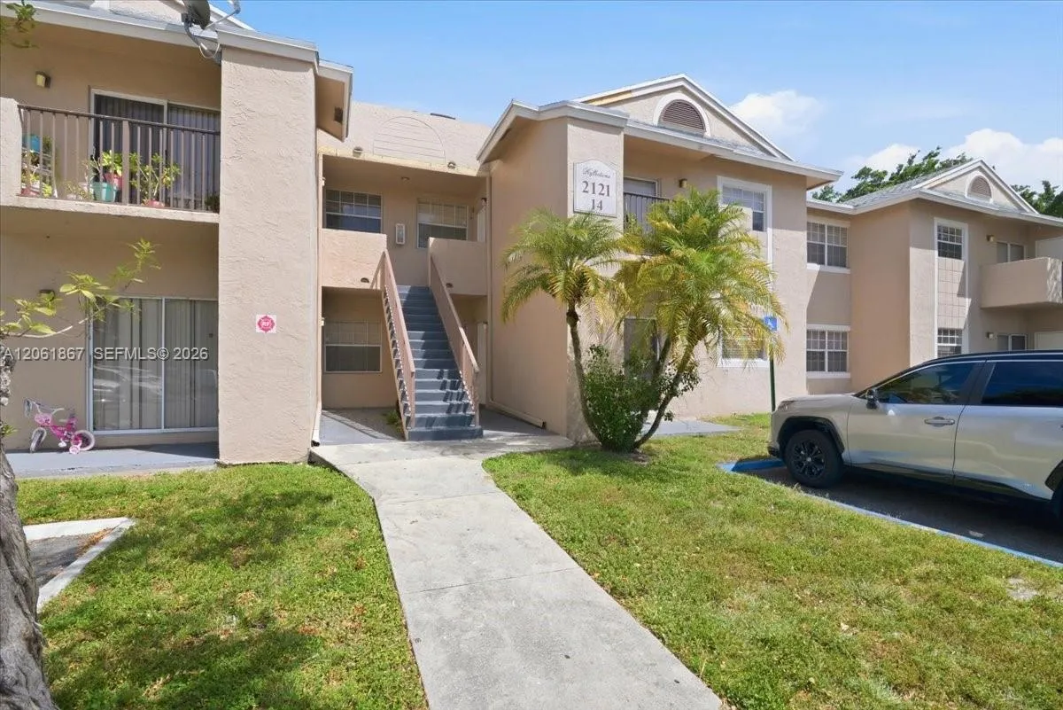 Foto de propiedad en 2121 NW 96th Terrace 14D, Pembroke Pines, FL 33024 Pembroke Pines con MLS# 