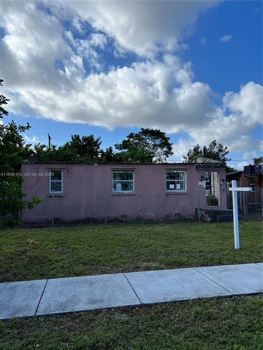 Foto de propiedad en 2122 Dewey Street, Hollywood, FL 33020 Hollywood con MLS# 