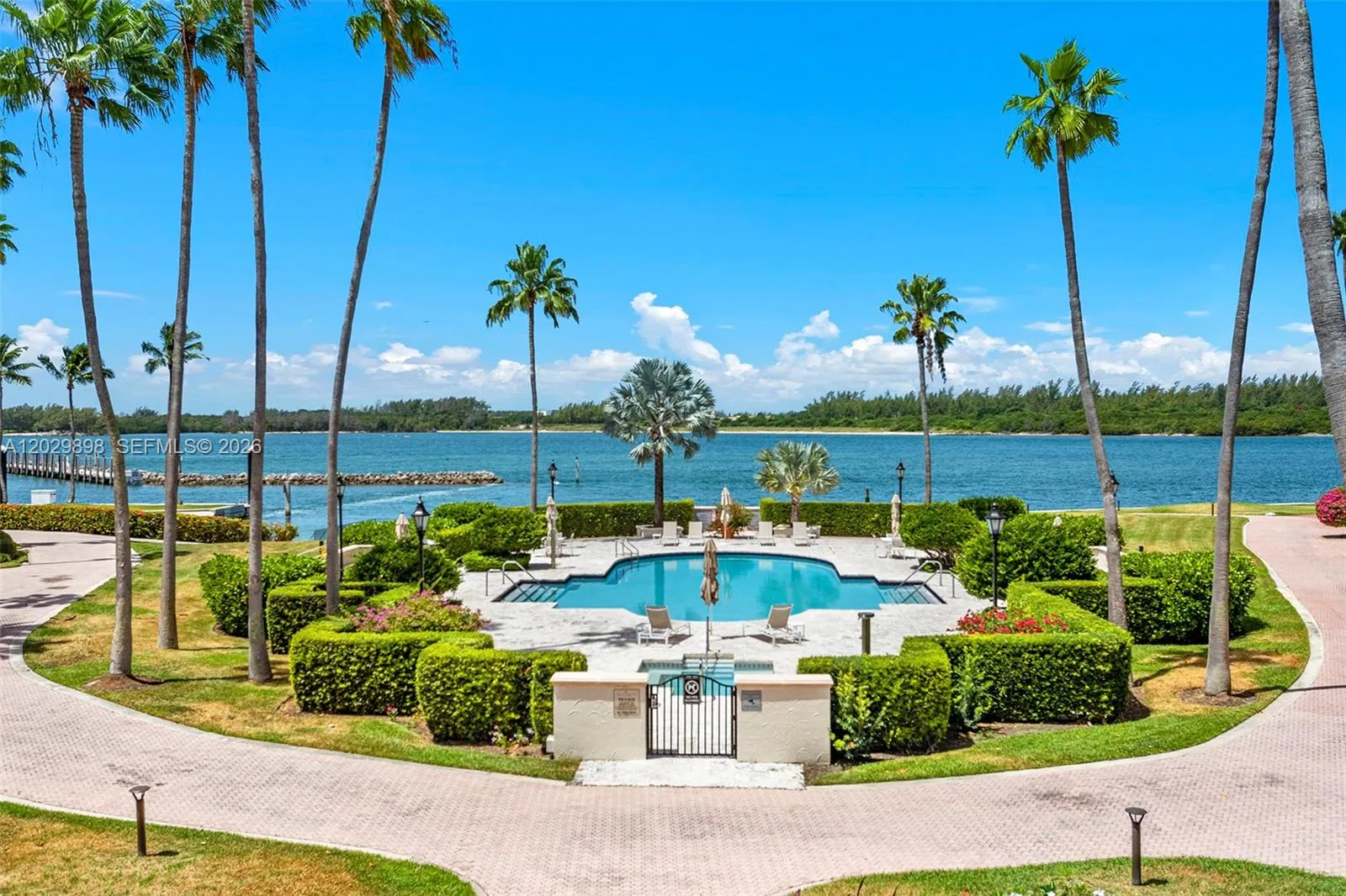 Foto de propiedad en 2122 Fisher Island Drive 2122, Miami Beach, FL 33109 Miami Beach con MLS# 
